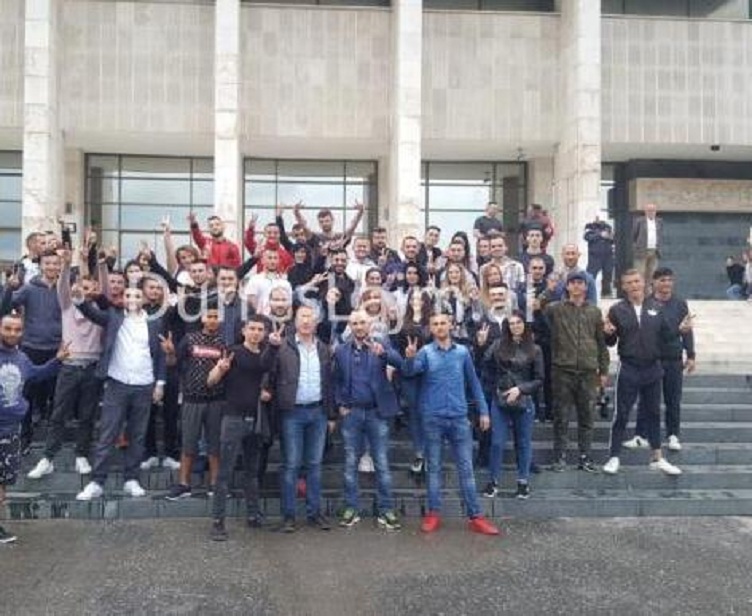 FOTOLAJM/ Të rinjtë e FRPD Durrës me dy gishtat lart: Rama ik