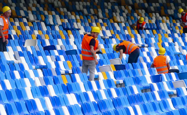 Punimet drejt përfundimit, stadiumi i Napolit “ngjyroset” blu