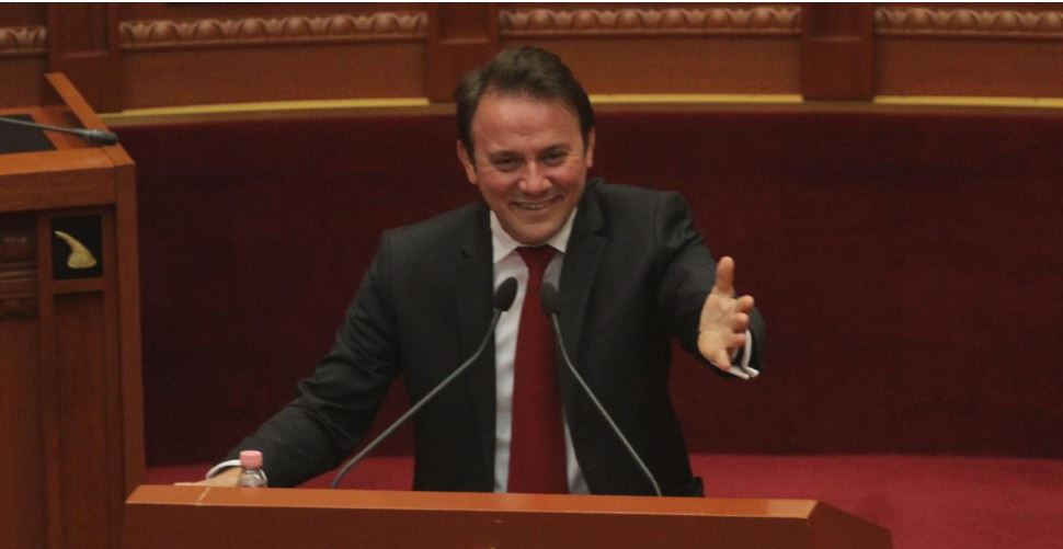 Gjoni: Më vjen të qesh kur shoh sesi doni ta shkarkoni Ilir Metën, ju që e votuat me WhatsApp