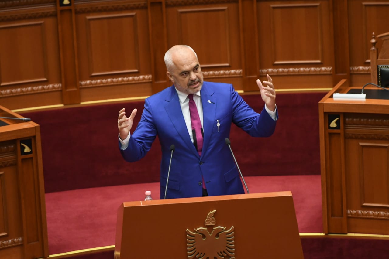 Rama: Presidenti lëshoi një re të madhe nga pantallonat…