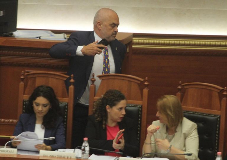 Kush ishte pas telefonatës që nxorri Ramën me shpejtësi nga Kuvendi? (FOTO)