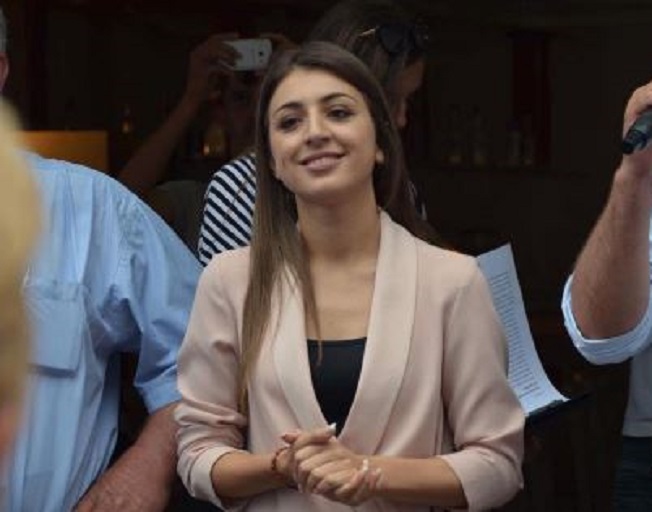 Reme Lala fotografohet e vetmuar në Parlament pas përgjimeve