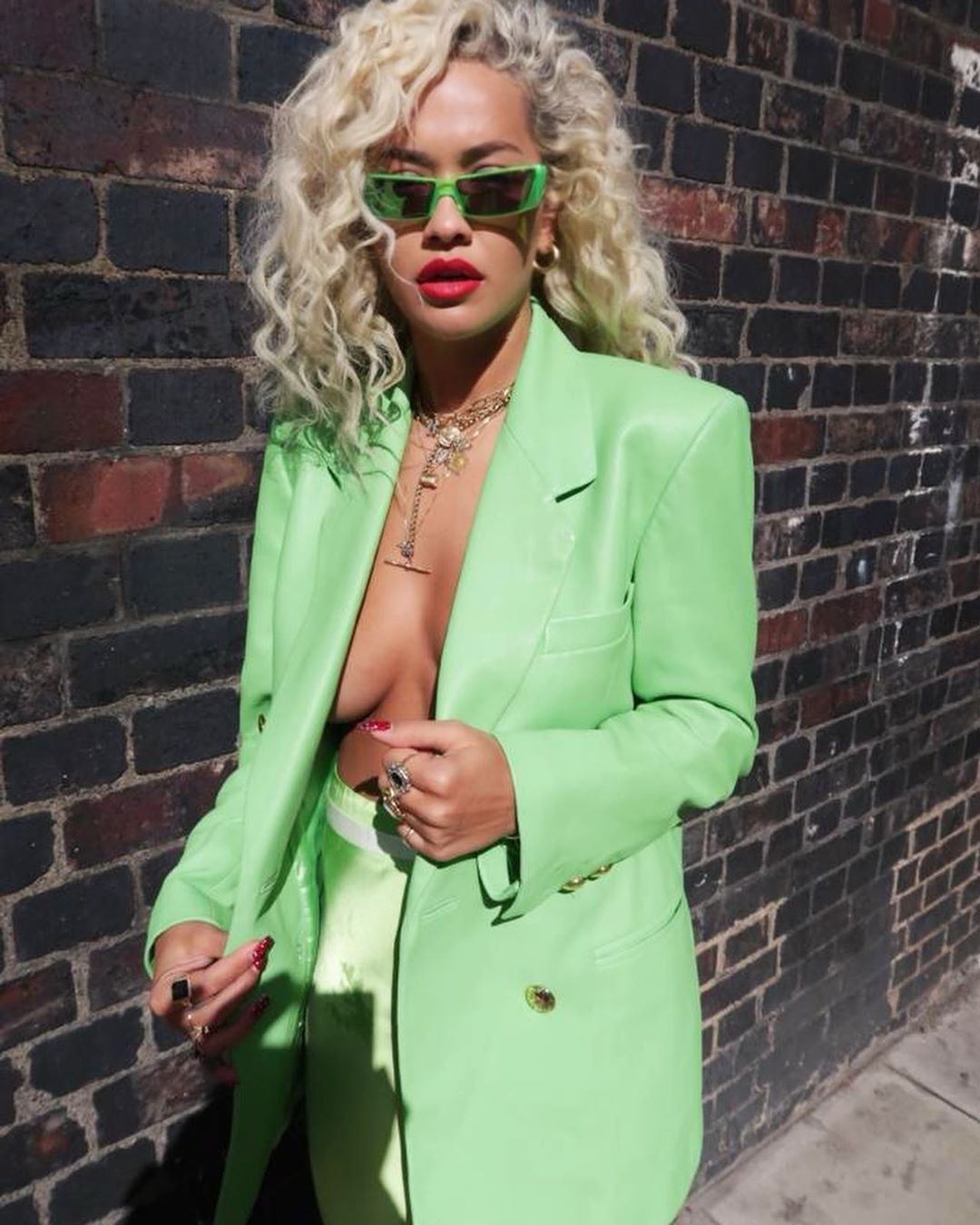 Rita Ora shfaqet seksi dhe provokuese në rrugët e Londrës