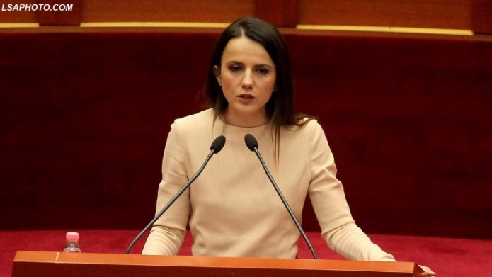 Rudina Hajdari: Distancohuni nga politikanët që s’i shërbejnë vendit
