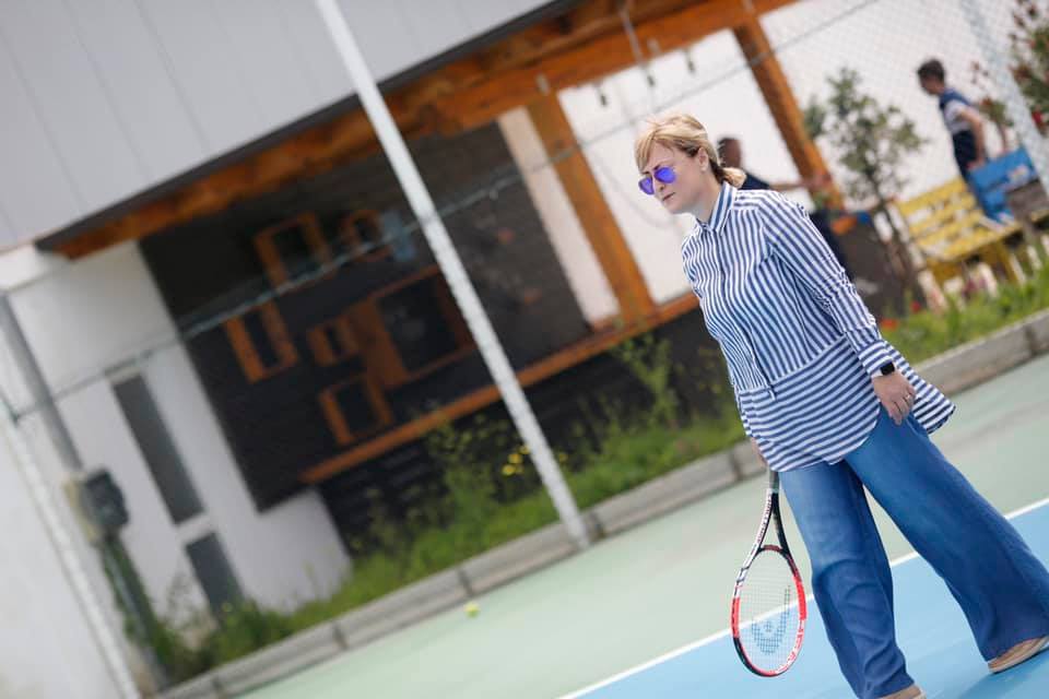 E diela sportive e Valbona Sakos, rrëmben raketën dhe luan tenis me të rinjtë e FRESSH-it (FOTO)