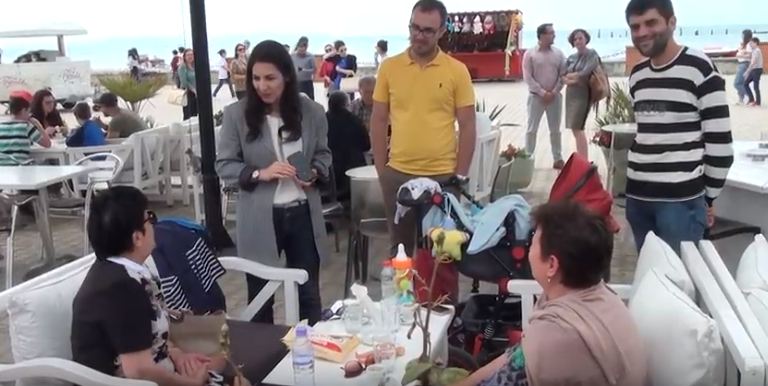 Valbona Sakollari nis zyrtarisht fushatën elektorale, takon durrsakët  nëpër lokale e rrugë (FOTO)