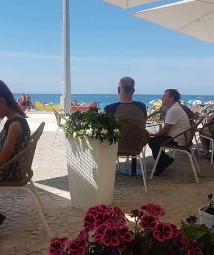 Berisha ironizon me një foto: Dikur sodisnin detin si çift i dashuruar, sot Rama s’i hap telefonin Gjushit