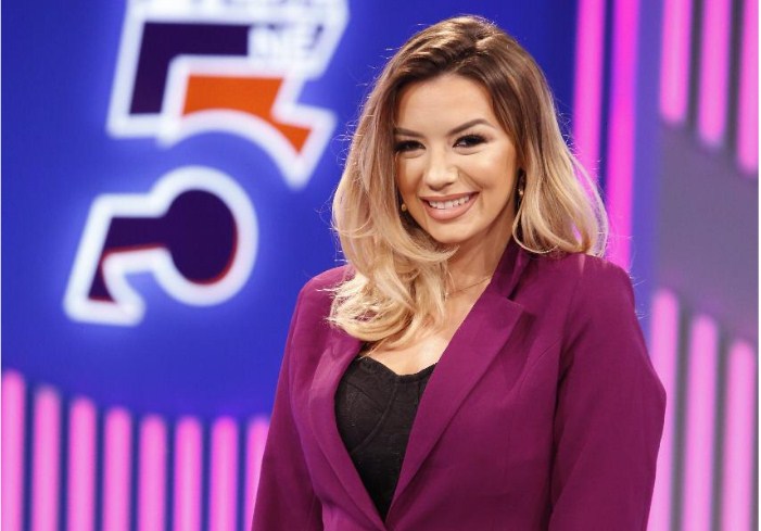 Pasi luftoi me vdekjen, gazetarja shqiptare flet për nënën që e braktisi: Jam e lumtur që s’ jam me të!