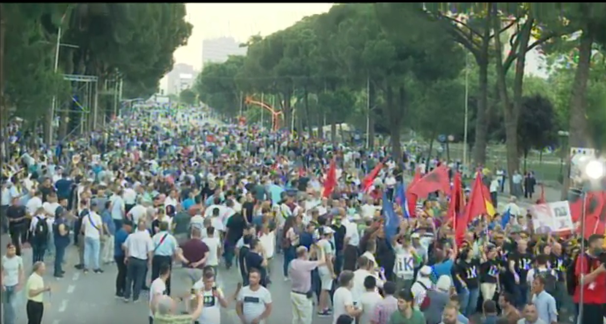 Zëri i Amerikës transmeton LIVE protestën kombëtare të opozitës