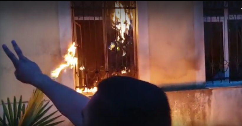 Tension, përplasje dhe zjarr në qendrën e votimit në Shkodër, 8 të shoqëruar në Tropojë