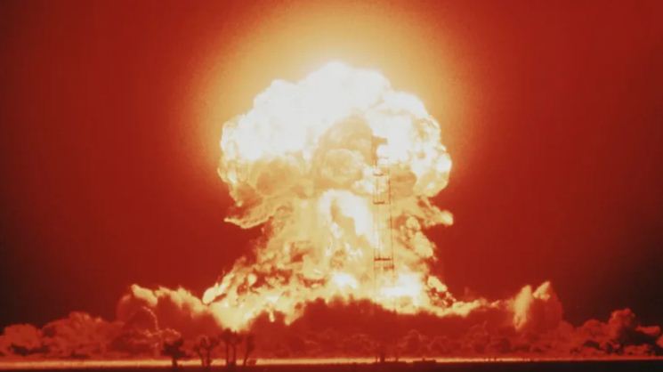 Shpërthen depoja e armëve, evakuohet një qytet i tërë