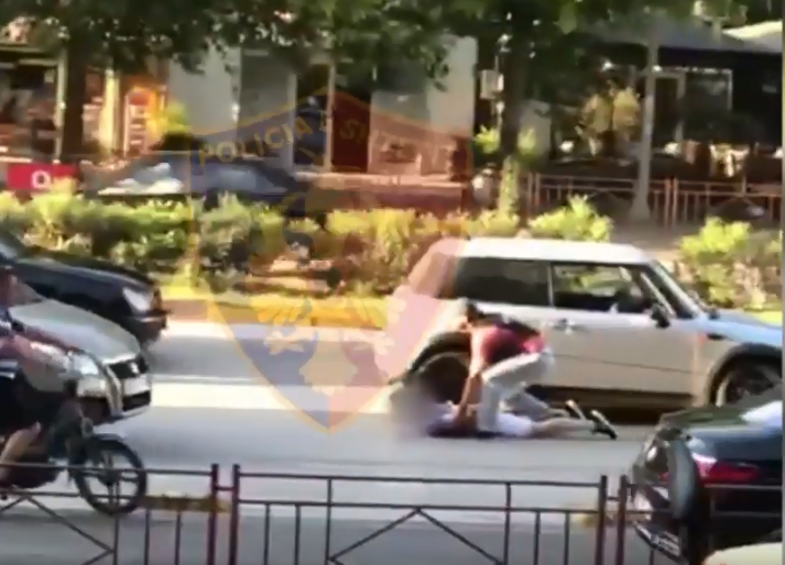 I shtrirë në mes të rrugës, publikohet momenti i arrestimit të shpërndarësve të drogës