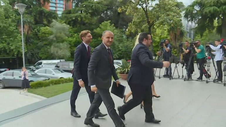 Luigi Soreca shkon në zyrën e Bashës