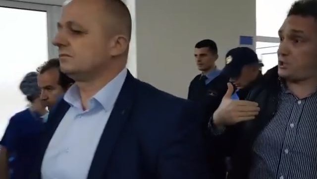 “I pafytyrë”, “silleni si serbë”… Debati Lleshaj-Spahia në spital (VIDEO)