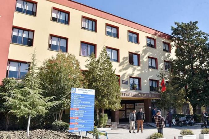 Nëna e 2 fëmijëve tenton vetëvrasjen