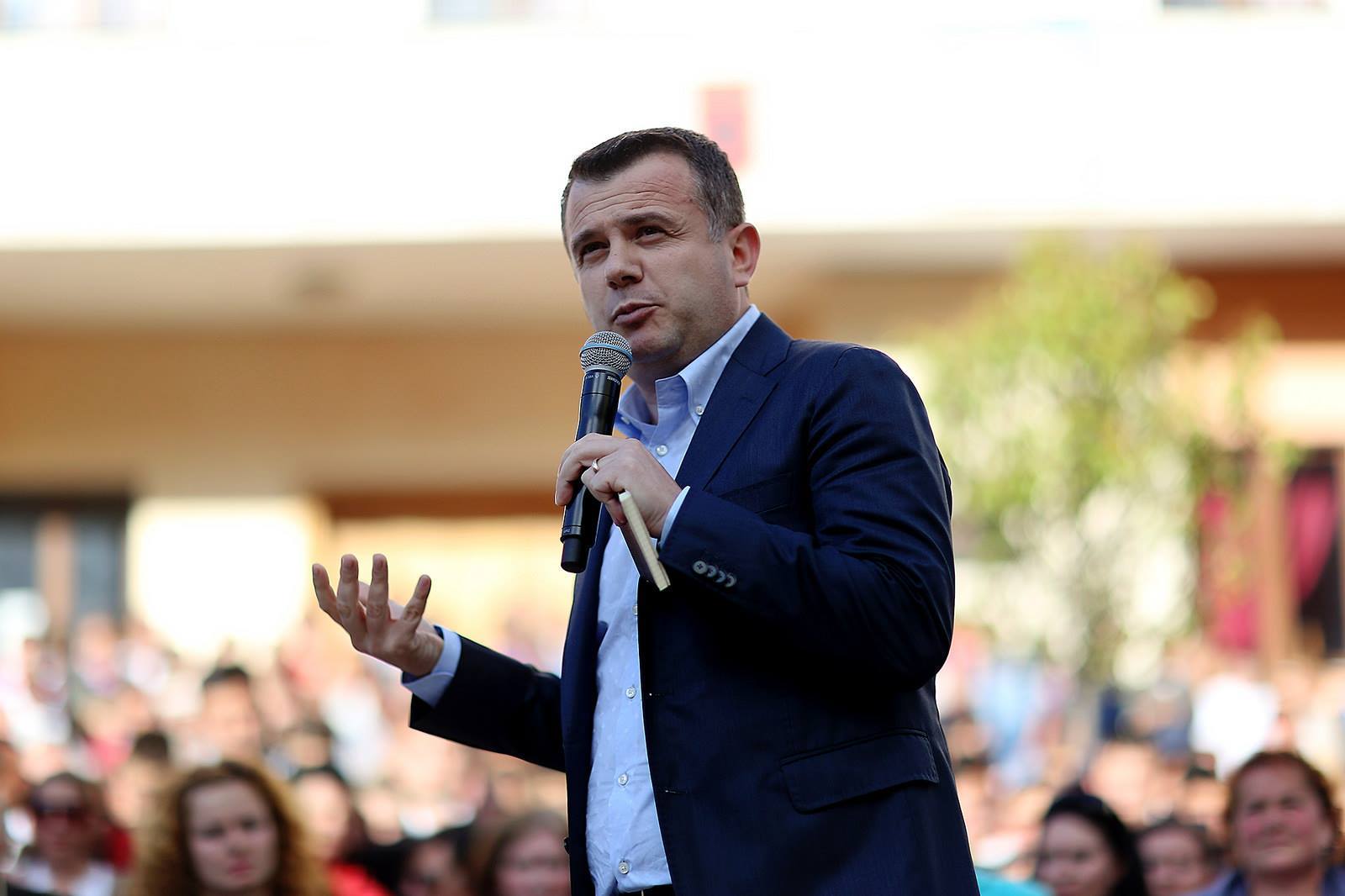 Balla: Presidenti hyri në lojë të mbështesë të shoqen dhe shokun e saj