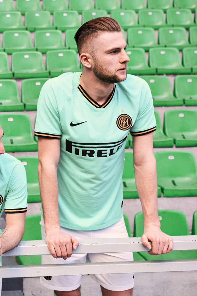 Të frymëzuar nga ngjyra e stolave të stadiumit, Interi surprizon me fanellën e dytë