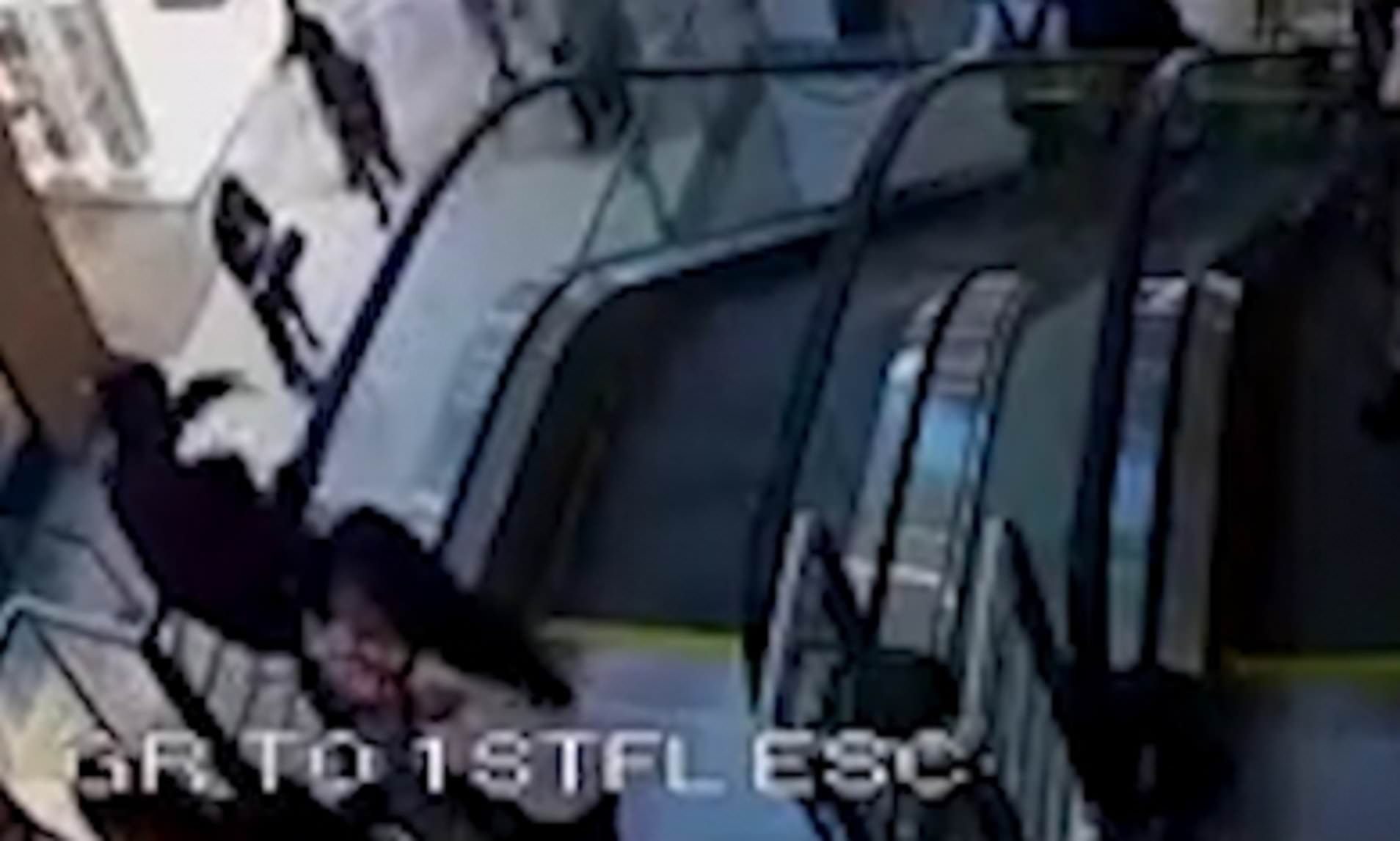 Moment i tmerrshëm, fëmija ngec në shkallën elektrike dhe bie për vdekje (VIDEO)