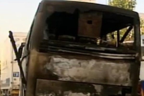Athinë, shkrumbohet autobusi i agjencisë turistike shqiptare (VIDEO)