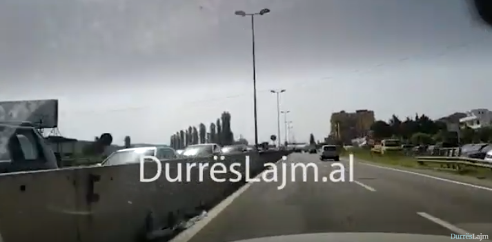Më në fund plazh… Të gjithë drejt Durrësit dhe Gjirit të Lalzit, trafik në autostradë (VIDEO)