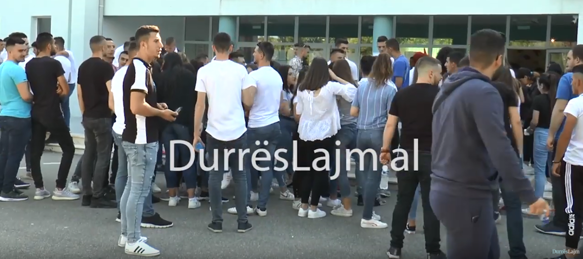 Maturantët e Durrësit zhvillojnë provimin e parë të Maturës (VIDEO)