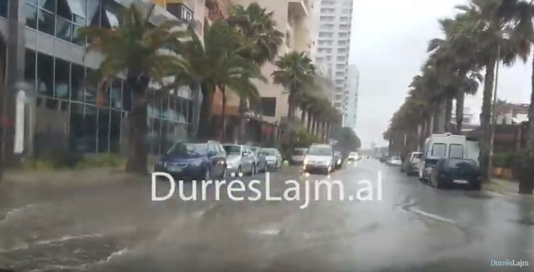 VIDEOLAJM/ Nuk ndalet shiu në Durrës, mbushen rrugët…