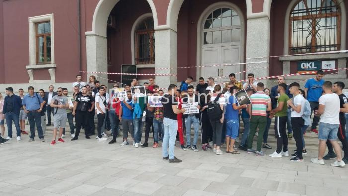 Të rinjtë e FRPD Durrës, me vezë dhe pankarta, protestë para bashkisë (VIDEO)