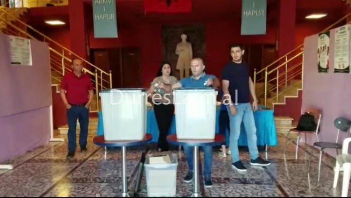 Nis në të gjithë qarkun e Durrësit procesi i votimit (VIDEO)