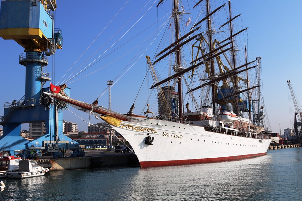 Veliera “Sea Cloud” me 61 turistë mbërrin në portin e Durrësit (FOTO)