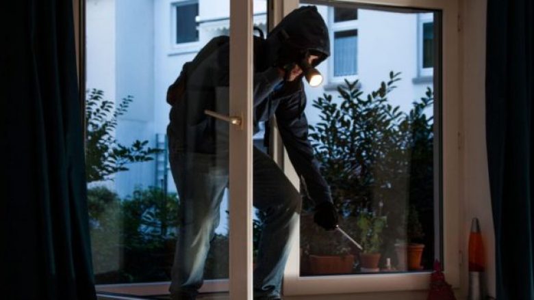 “Dy persona kanë hyrë në shtëpinë time”, policia arreston një prej autorëve