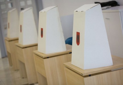 Zyrtarisht nis procesi i votimit, ka QV të pahapura në rrethe të ndryshme
