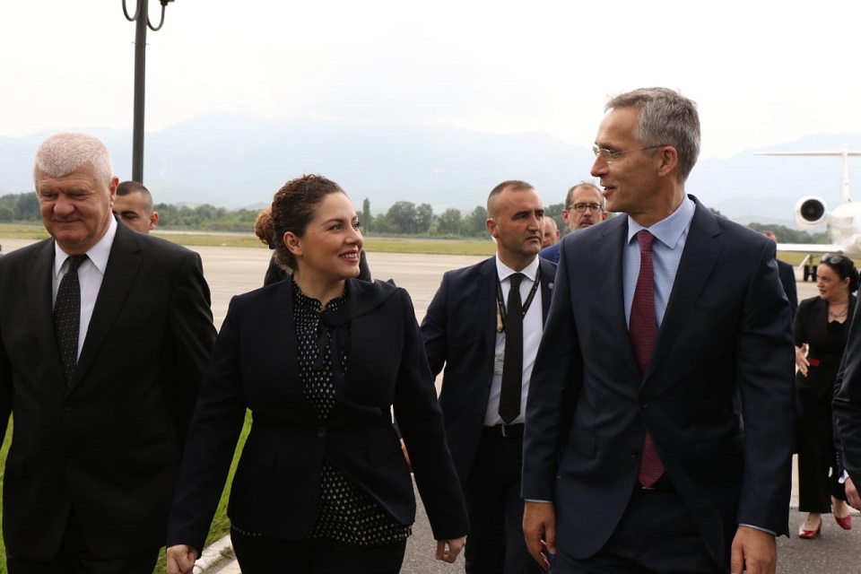 Sekretari i përgjithshëm i NATO-s mbërrin në Tiranë, pritet nga Xhaçka