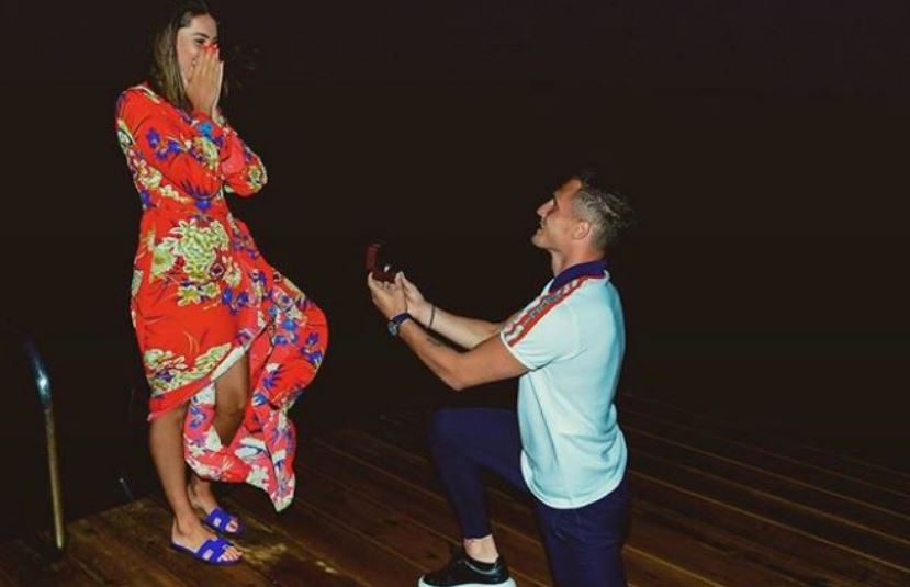 Shpërthen rrjeti, gabimi i Xhakës kur i propozoi të fejuarës për martesë