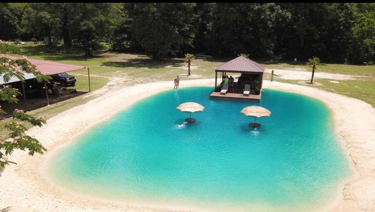 Nga i pastrehë kthehet në milioner duke ndërtuar ‘plazhe’ në banesa