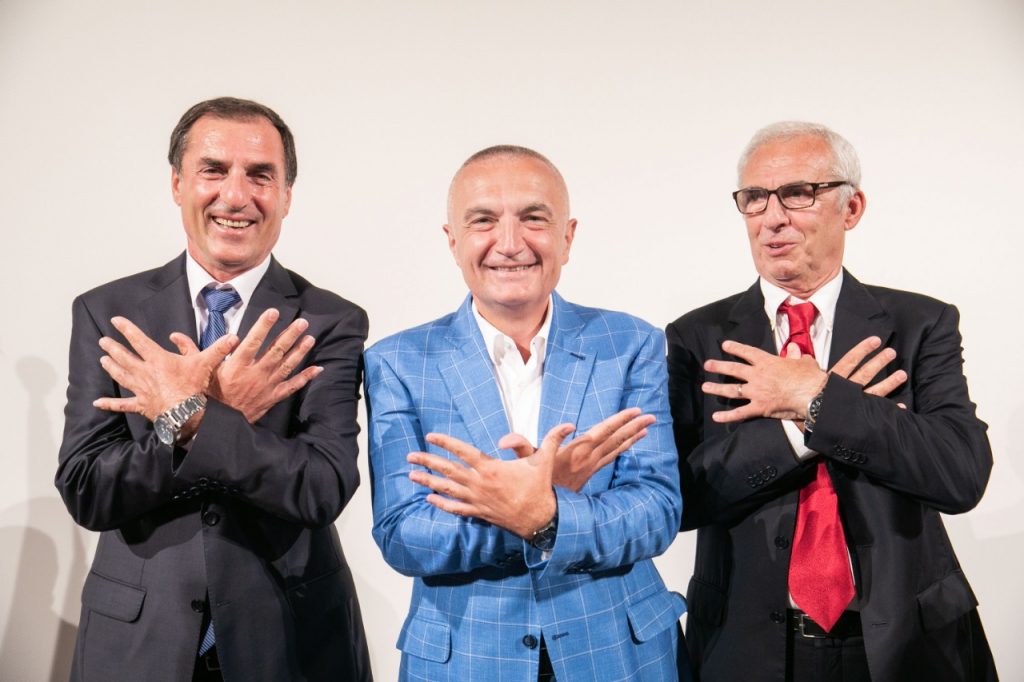 Meta dekoron me titullin “Mjeshtër i Madh” dy futbollistët Ballgjini: Krenari jo vetëm për Durrësin (VIDEO)