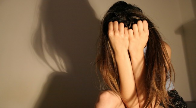 “Sa të bredhësh poshtë e lart më mirë të shkosh me mua!” Babai përdhunoi vajzën për 3 vite rresht