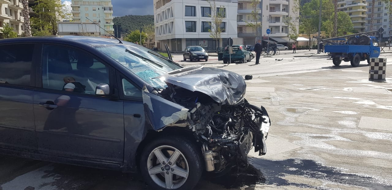 Përplasen dy makina, plagosen 5 persona të së njëjtës familje