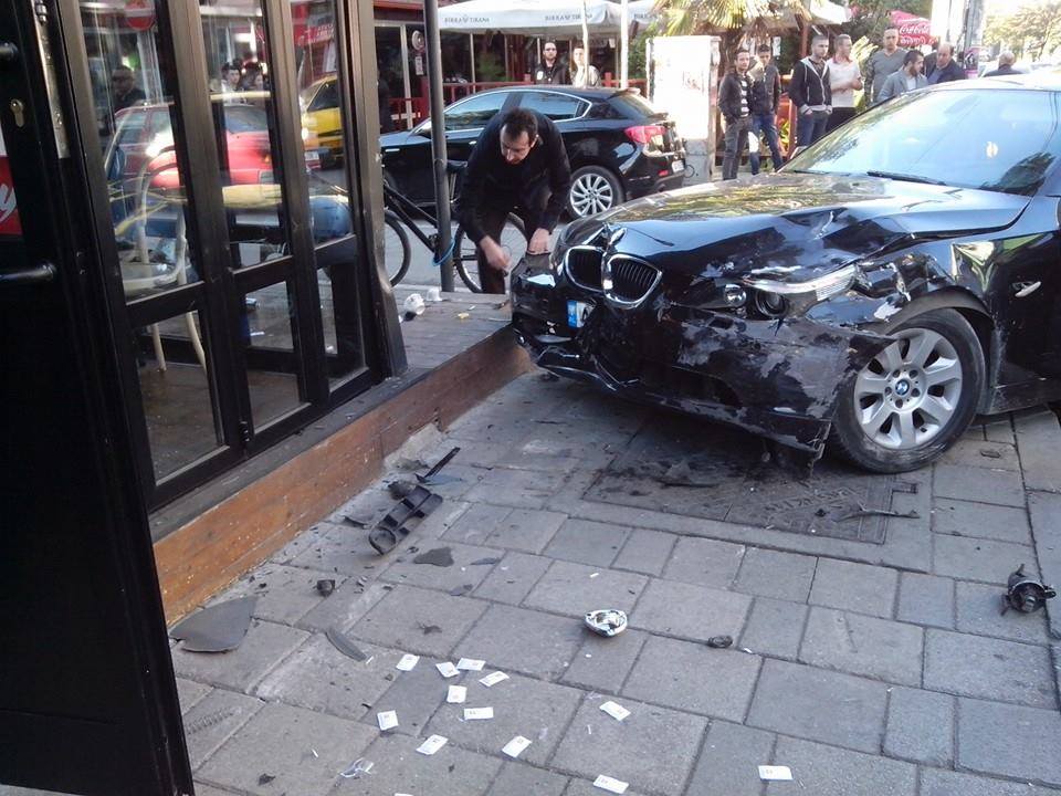 Aksident i rëndë, makina futet brenda në lokal