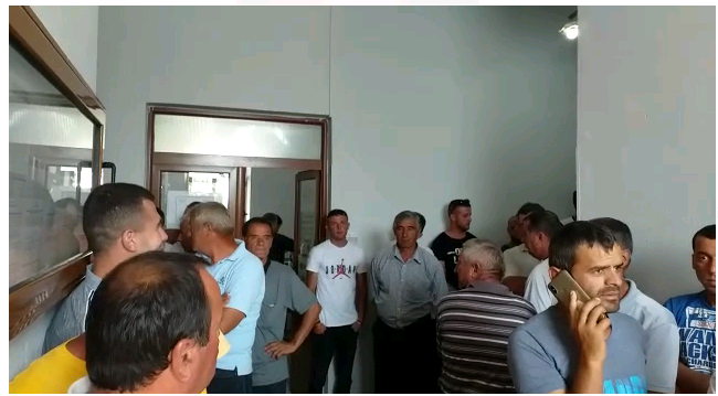 Përplasje në Devoll, sulmohen zyrat e Bashkisë