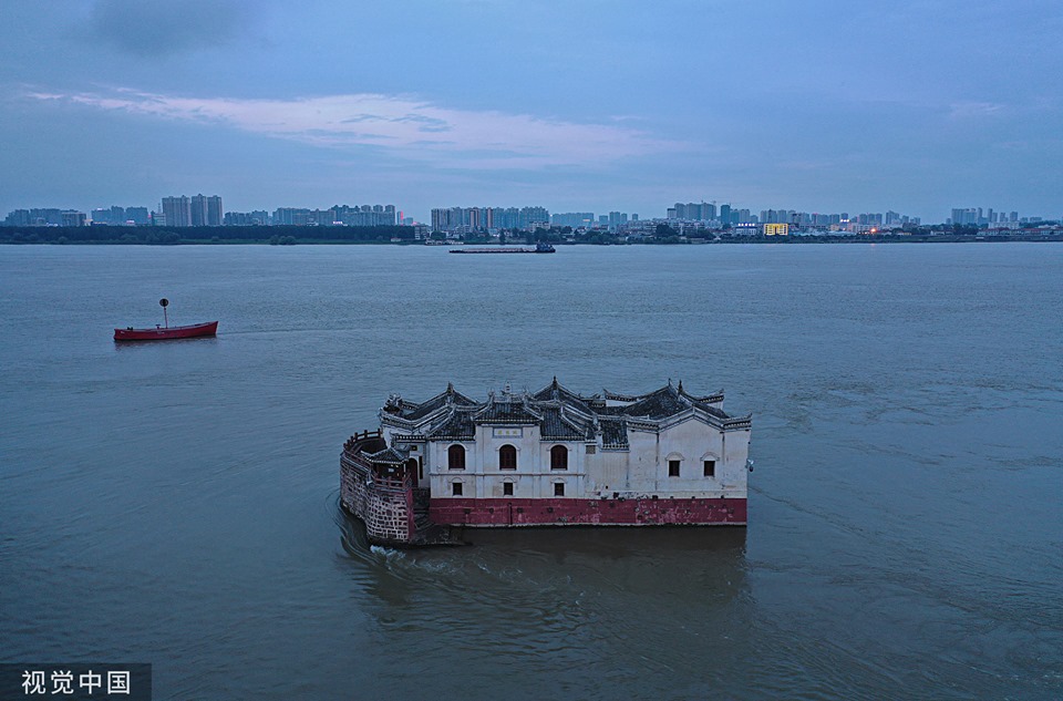 700 vite që i reziston ujërave, ndërtesa habit vendasit dhe të huajt