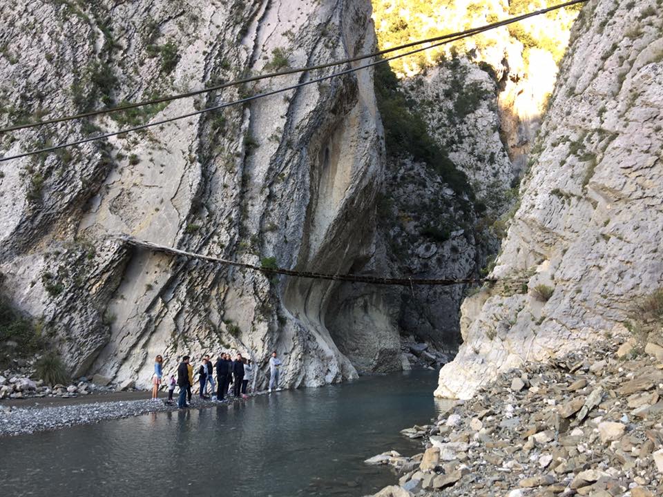 Tragjedi në kanionin e Holtës/ Identifikohet vajza që u gjet e mbytur