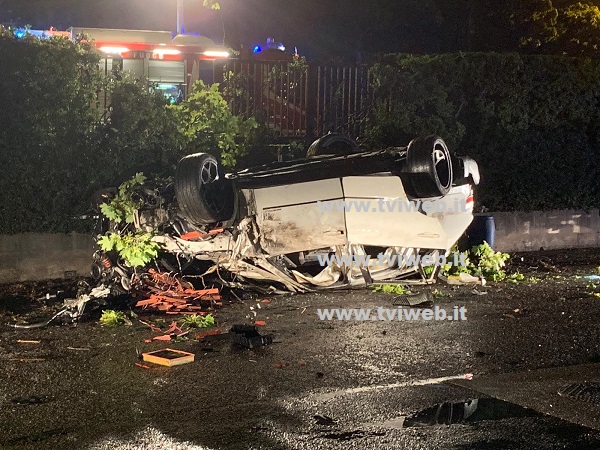 Aksidentohet rëndë shqiptari në Itali, kthehet përmbys me makinë (FOTO)