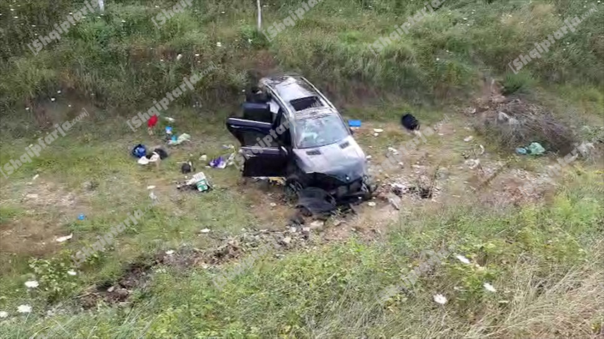 Fuoristrada fluturon jashtë rruge, disa të plagosur, mes tyre një fëmijë (FOTO)