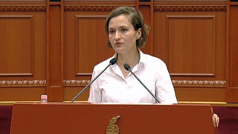 Ministrja Shahini: Rritja e notës mesatare, për të kthyer dinjitetin e mësuesit