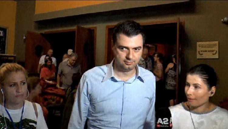 “Kam një drekë të rëndësishme”, Basha largohet nga teatri