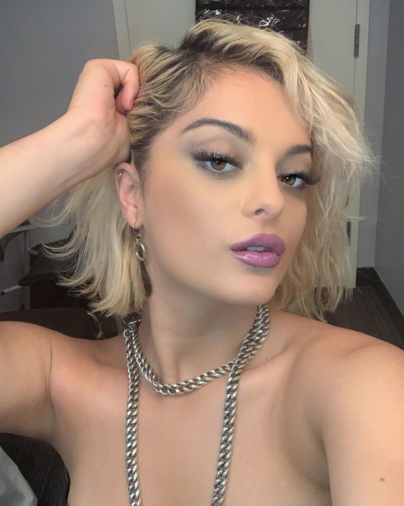 Bebe Rexha: Jam e egër në shtrat