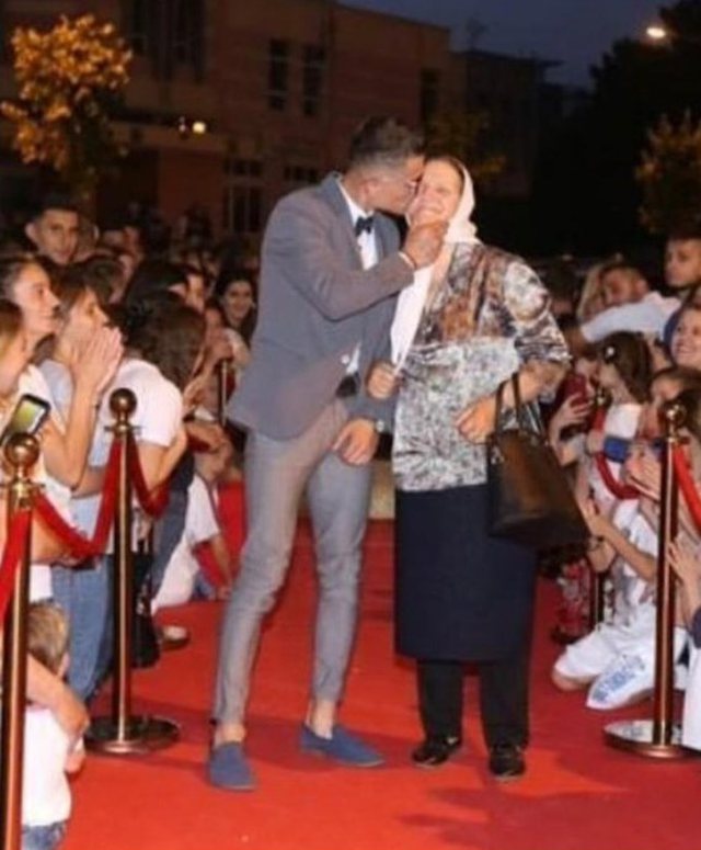 18-vjeçari kuksian tregon pse zgjodhi nënën si partnere në mbrëmje