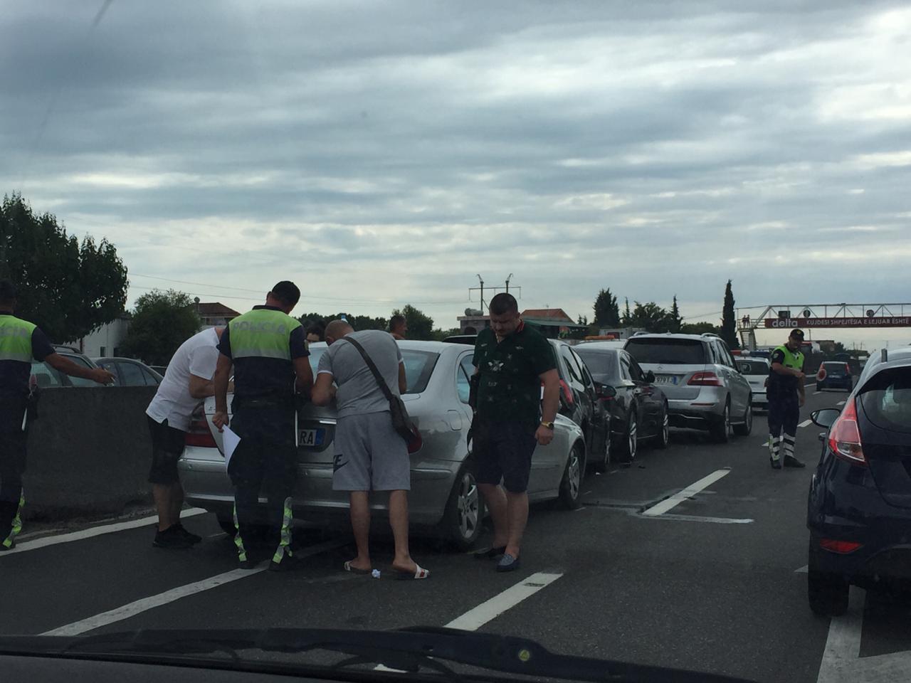 Durrës, aksident në autostradë, makinat marrin para njëra-tjetrën (FOTO)