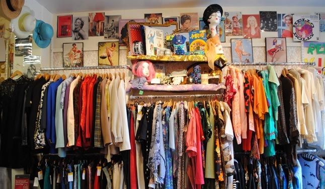 Vidhnin rroba në Tiranë dhe i shisnin në Shkodër, arrestohen 2 persona