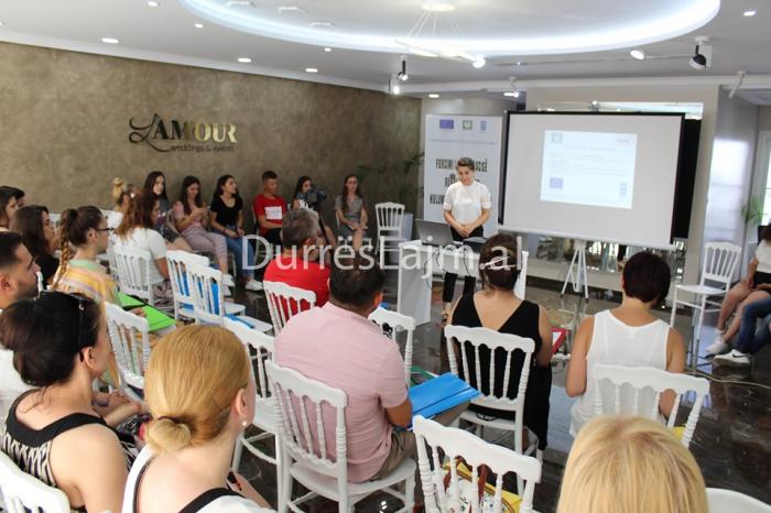 Durrës, përfundon programi ReLOaD, të rinjtë prezantojnë rezultatet e 10 anketave në komunitetet e tyre (FOTO)